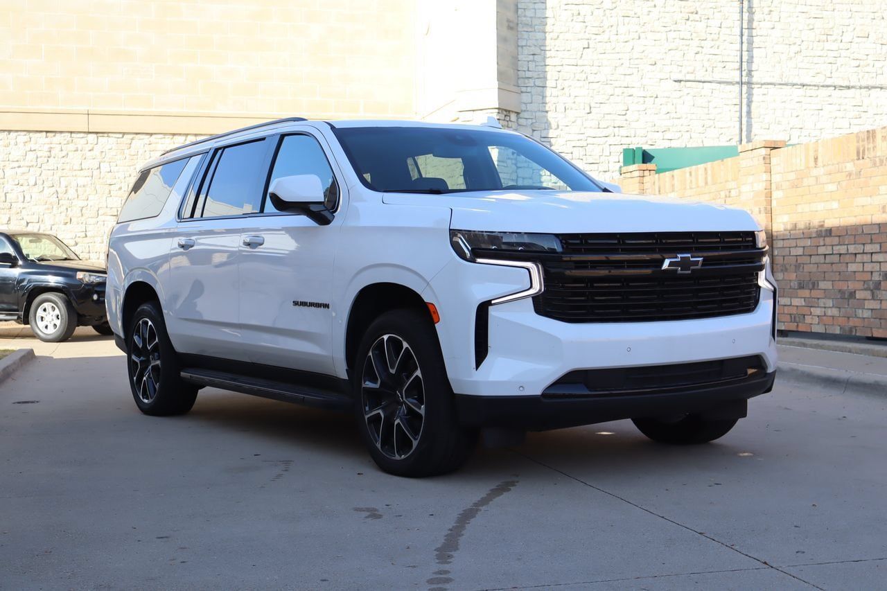 Used 2024 Chevrolet Suburban RST RWD image 2