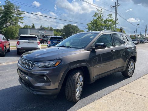 Used 2022 Jeep Compass Latitude image 3