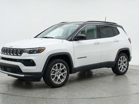Used 2025 Jeep Compass Limited image 3