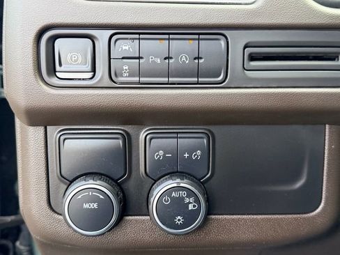 Used 2024 Chevrolet Suburban LT RWD image 17