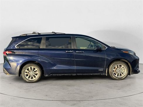 Used 2021 Toyota Sienna XLE image 6