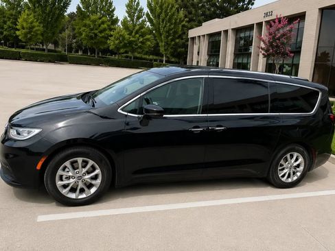 Used 2026 Chrysler Pacifica Limited FWD image 9