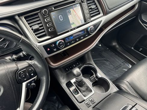 Used 2017 Toyota Highlander XLE AWD/4WD image 22