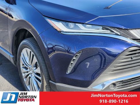 Used 2022 Toyota Venza XLE image 10