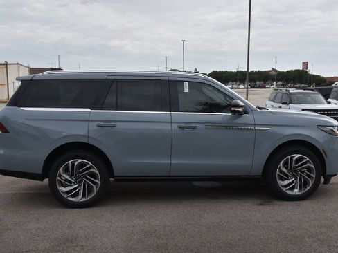 New 2026 Lincoln Navigator Reserve AWD/4WD image 5