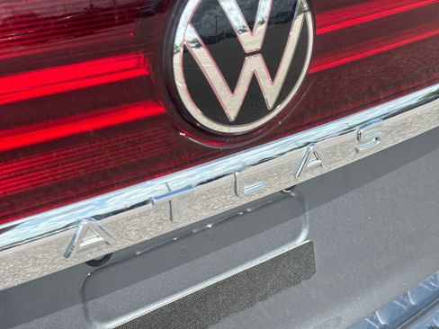 Used 2024 Volkswagen Atlas SE w/ Panoramic Sunroof Package FWD image 21
