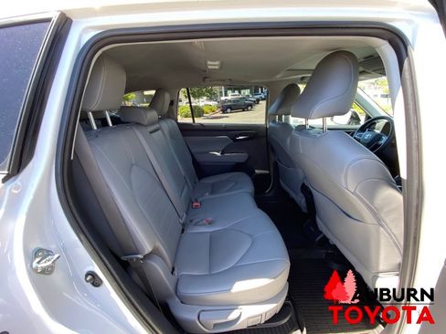 Used 2022 Toyota Highlander XLE AWD/4WD image 19