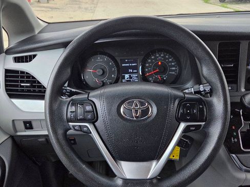 Used 2017 Toyota Sienna LE FWD image 18