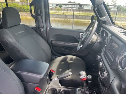 Used 2018 Jeep Wrangler Unlimited Sahara AWD/4WD image 7