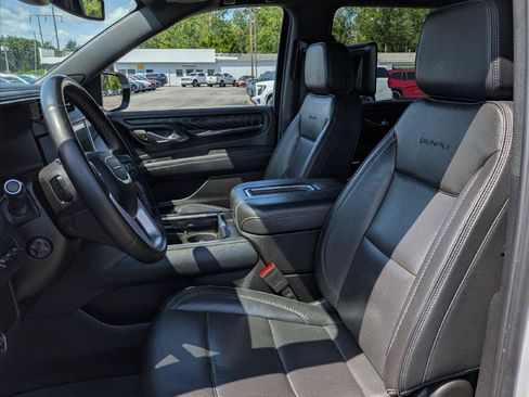 Used 2024 GMC Yukon XL Denali AWD/4WD image 11