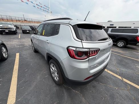 Used 2024 Jeep Compass Latitude AWD/4WD image 3