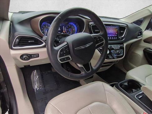 Used 2017 Chrysler Pacifica Touring-L Plus image 10