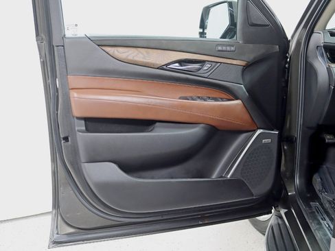 Used 2020 Cadillac Escalade Luxury AWD/4WD image 35