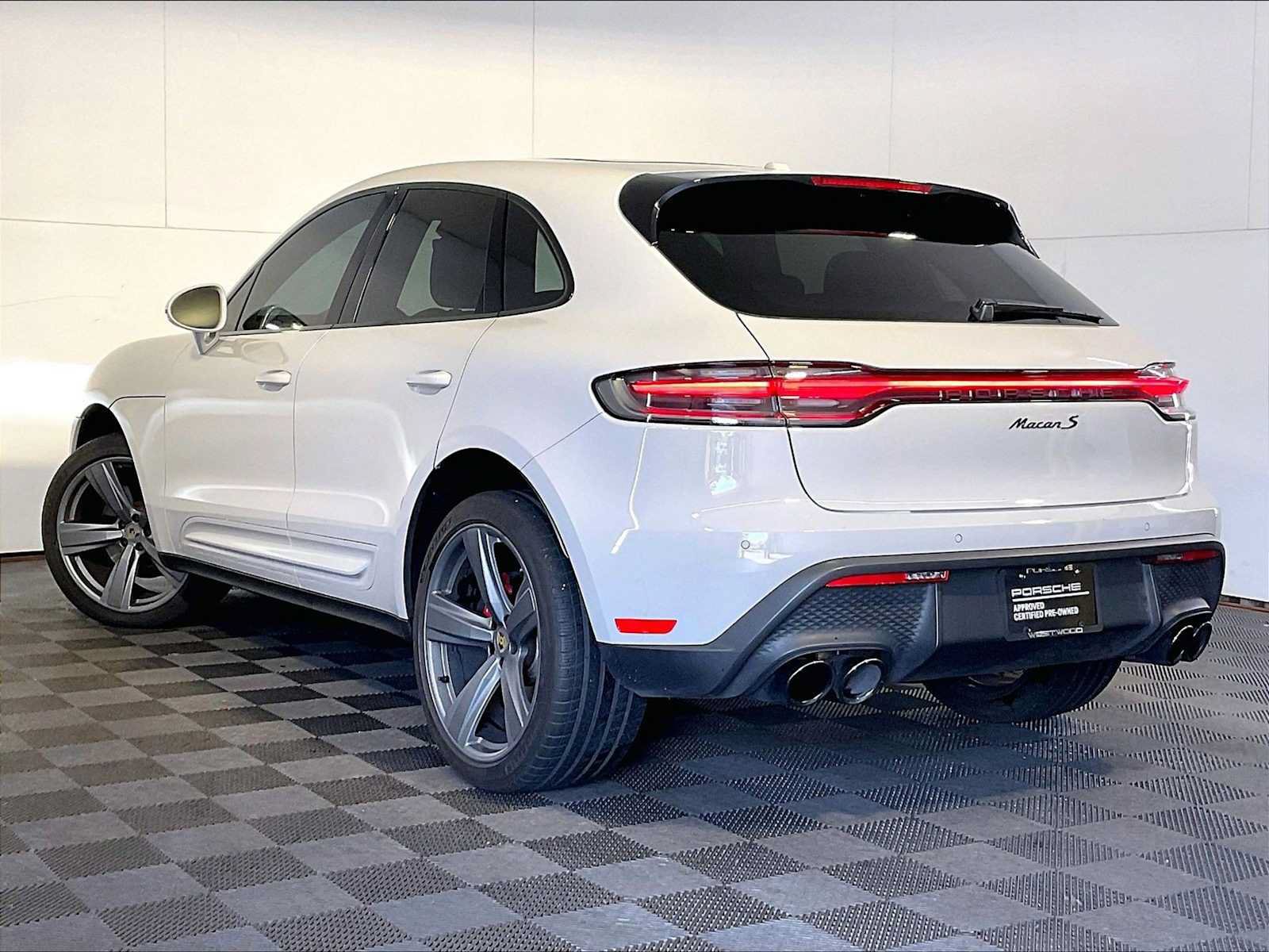 Certified 2023 Porsche Macan S AWD/4WD image 3