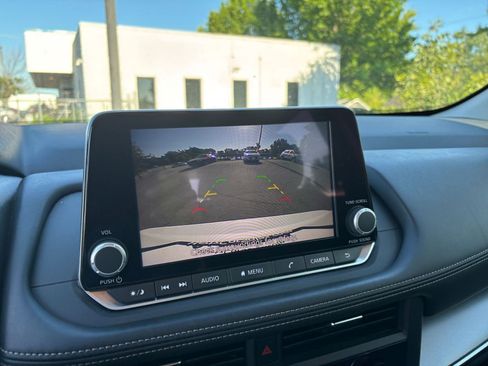 Used 2025 Nissan Rogue SV FWD image 25