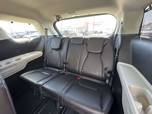 Used 2024 Kia Carnival EX FWD image 24
