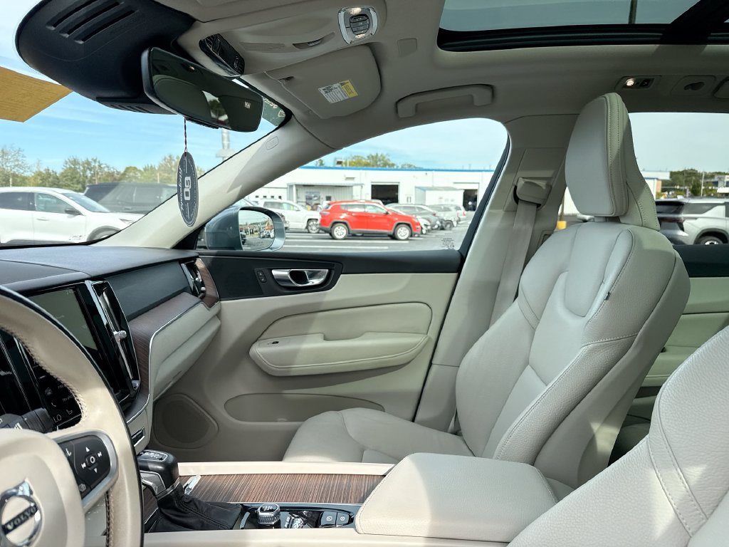 Used 2021 Volvo XC60 T5 Momentum w/ Premium Package AWD/4WD image 3