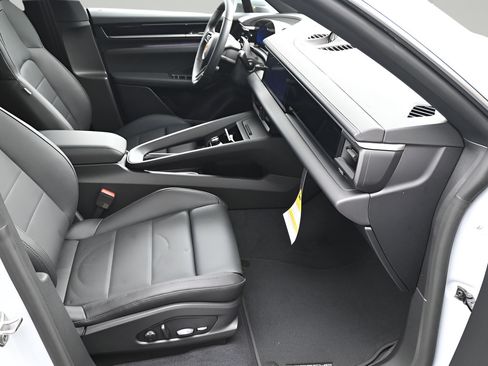 New 2026 Porsche Macan Electric RWD image 12