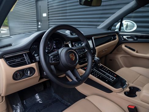 Certified 2025 Porsche Macan image 4