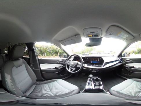 Used 2025 Chevrolet Trax LT w/ LT Convenience Package FWD image 40