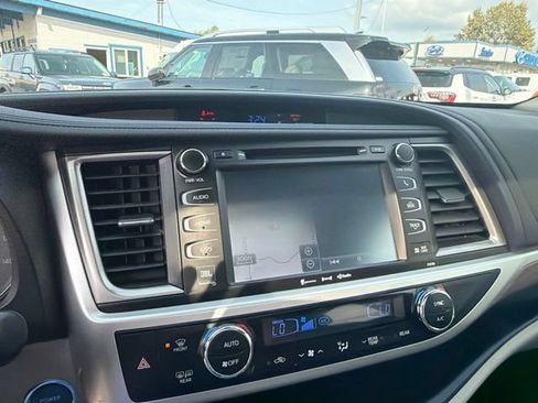 Used 2018 Toyota Highlander Limited AWD/4WD image 26