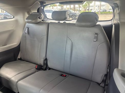 Used 2021 Toyota Sienna XLE FWD image 21