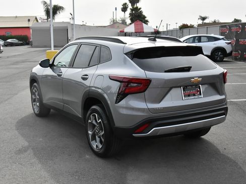 Used 2025 Chevrolet Trax LT w/ LT Convenience Package FWD image 6
