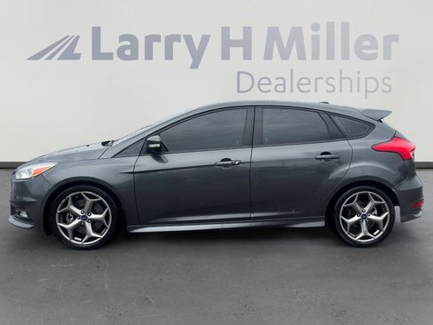 Used 2017 Ford Focus ST image 2