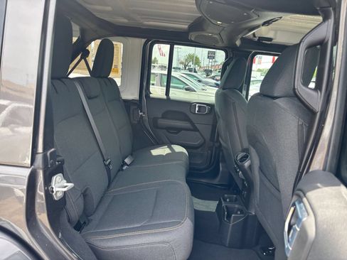 Used 2025 Jeep Wrangler Unlimited Sahara AWD/4WD image 25