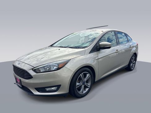 Used 2018 Ford Focus SE w/ SE Appearance Package FWD image 4