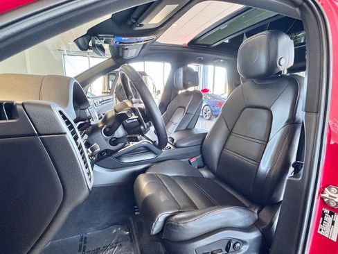 Used 2023 Porsche Cayenne Platinum Edition image 19