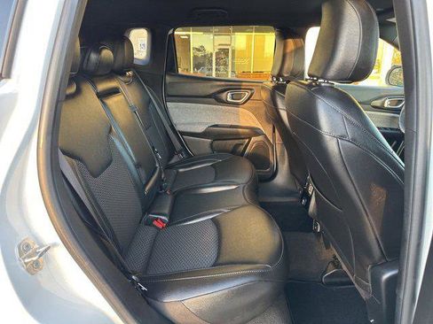 Certified 2025 Jeep Compass Latitude image 36