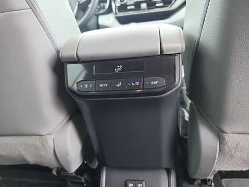 Used 2020 Toyota Highlander XLE AWD/4WD image 32