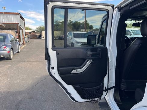 Used 2015 Jeep Wrangler Unlimited Sahara w/ Connectivity Group image 27