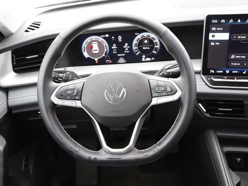 Used 2025 Volkswagen Tiguan SE w/ Panoramic Sunroof Package image 22