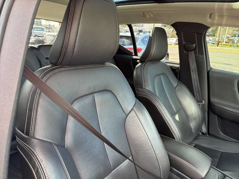 Used 2019 Volvo XC40 T5 Momentum image 16