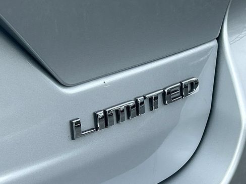Used 2023 Jeep Grand Cherokee Limited w/ Luxury Tech Group II RWD image 32