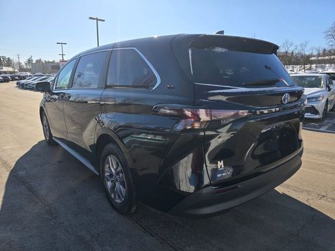 Used 2025 Toyota Sienna LE image 5