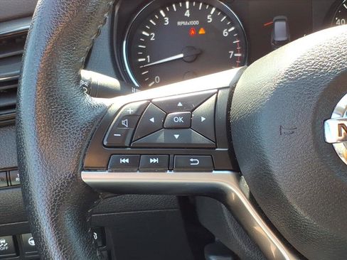 Used 2019 Nissan Rogue SV w/ Premium Package image 18