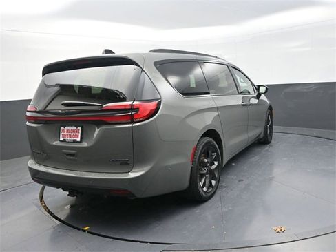 Used 2023 Chrysler Pacifica Limited w/ Uconnect Theater Family Group image 7