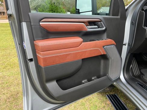 Used 2025 GMC Sierra 2500 Denali Ultimate image 9