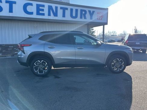 Used 2025 Chevrolet Trax LT w/ LT Convenience Package image 14