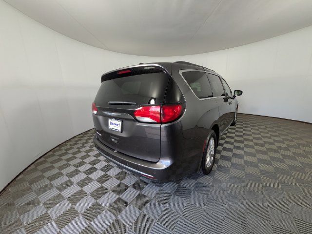 Used 2017 Chrysler Pacifica Touring-L FWD image 3
