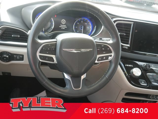 Used 2022 Chrysler Pacifica Touring-L FWD image 41