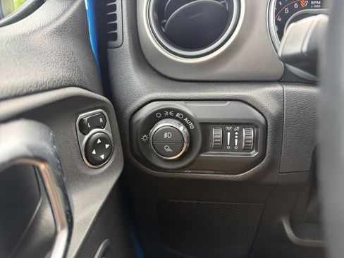 Used 2020 Jeep Gladiator Sport w/ Quick Order Package 24S AWD/4WD image 12