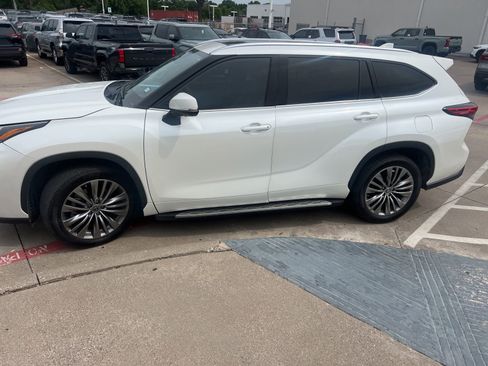 Used 2021 Toyota Highlander Platinum FWD image 4
