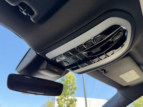 Used 2025 Porsche Macan AWD/4WD image 17