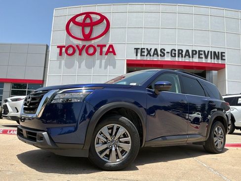 Used 2025 Nissan Pathfinder SV FWD image 2