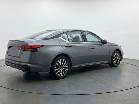 Used 2025 Nissan Altima 2.5 SV image 9