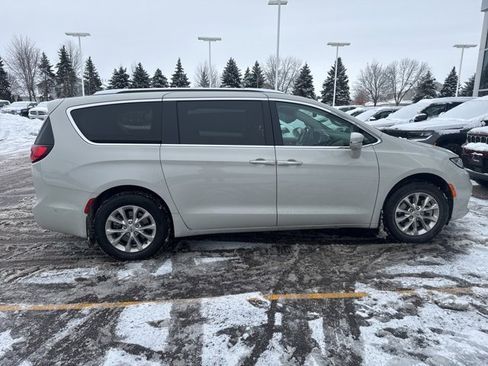 Used 2021 Chrysler Pacifica Touring-L w/ Premium & Safety Sphere Group image 8